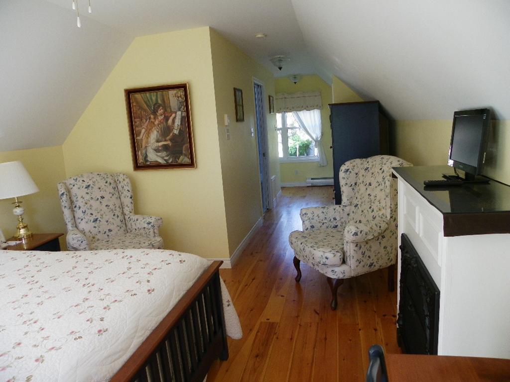The Colonel'S In Bed And Breakfast Fredericton Zimmer foto